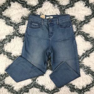 Levi’s NWT Women’s Capri 512 Bottoms Size 6 Misses